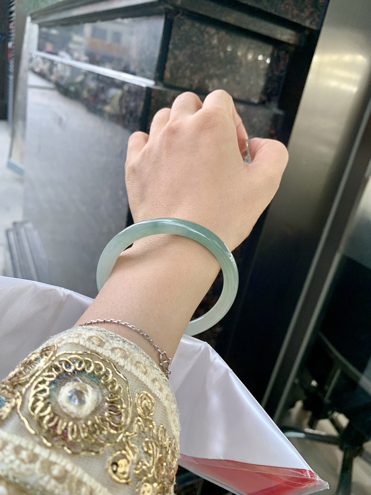 油青美人条 56.5-7-7.3 0514-N716 打灯有细纹，不打灯不明显，满圈渐变油青底层次感自然，半山半水，青黛色晕染如江南烟雨
