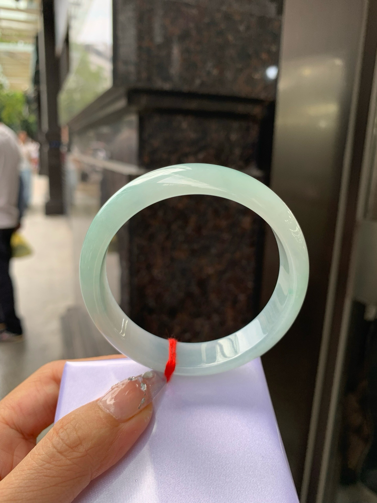 飘绿花正圈
58.6-7.4-14.1
打灯细纹，底妆冰润细腻，春风十里不如腕间一抹绿，绿花如春日的嫩草，仙气缭绕，很有意境，古典优雅令人沉醉其中..