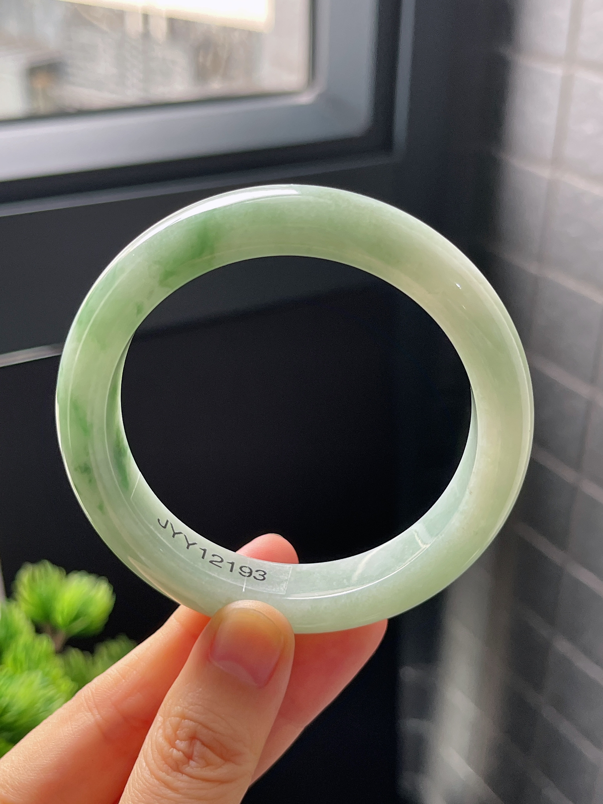 正圈56圈口，翡翠糯化种飘绿手镯