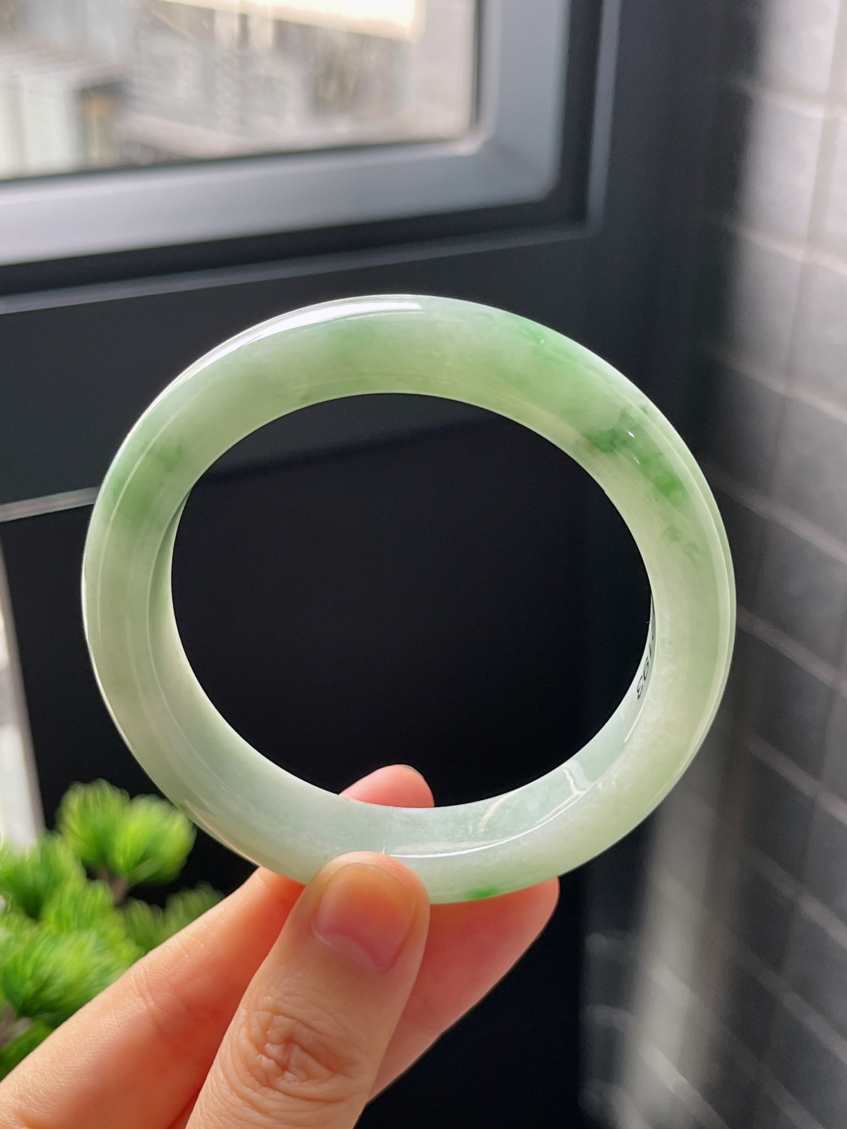 正圈56圈口，翡翠糯化种飘绿手镯