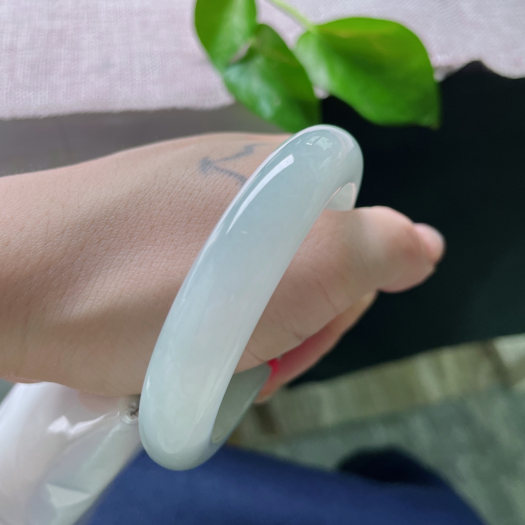 54.8/12.2/8.1，浅绿底正圈，质地水润，干干净净，温柔优雅，晶体，晶体，ss50382a