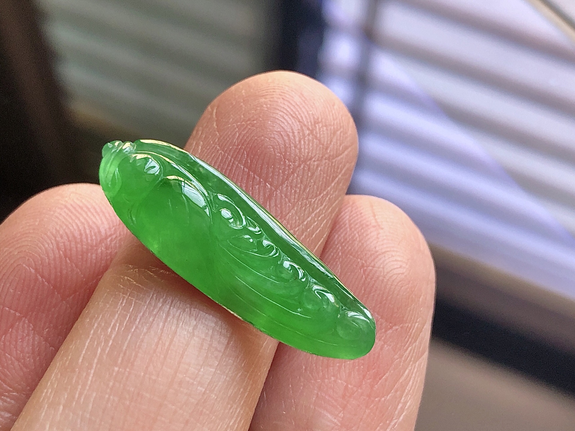 ️ 冰种阳绿鹦鹉， 色泽艳阳，通透水润，玉质细腻，夺目迷人，镶嵌效果，品相，无裂，尺寸28.3*9*4.3