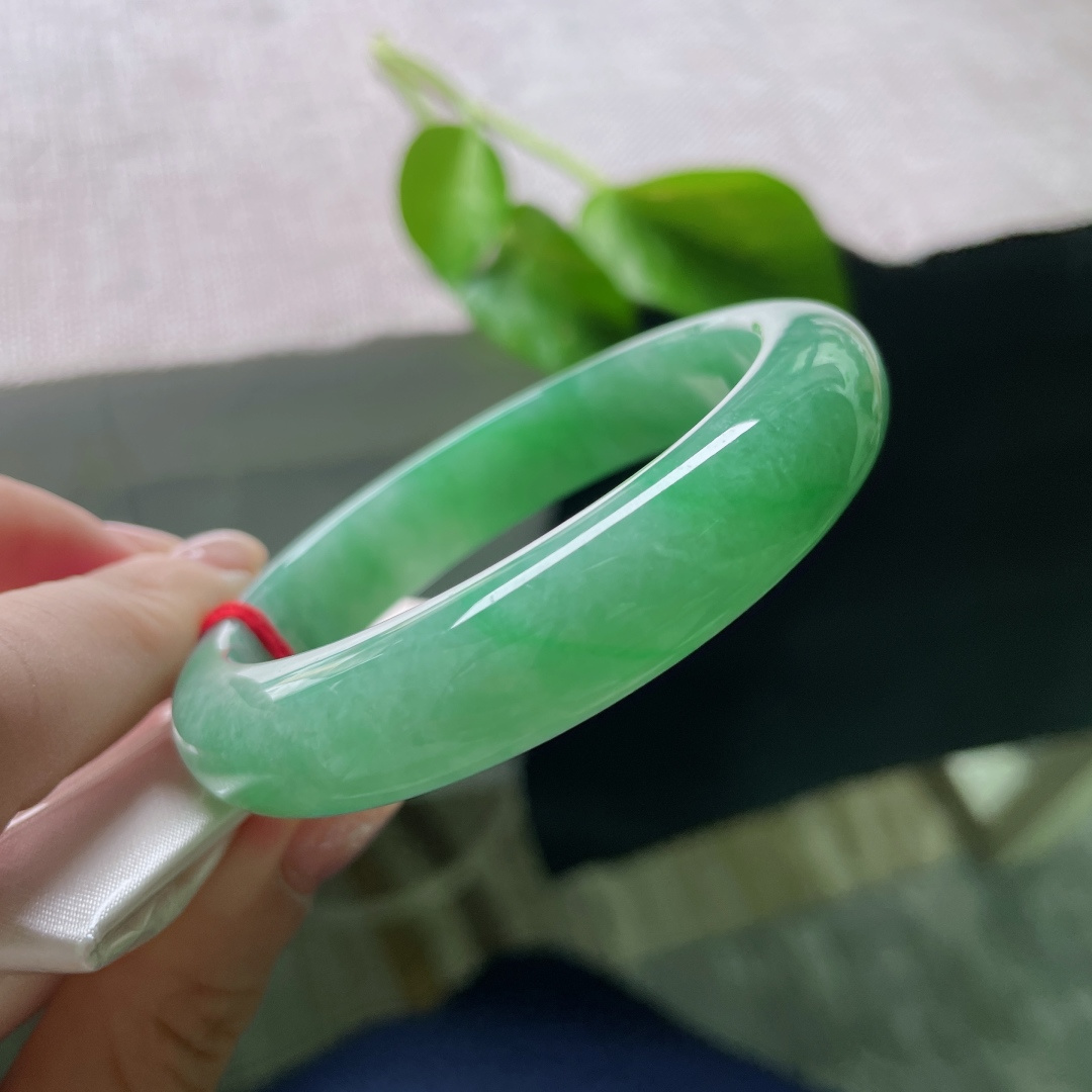 56.2/12.5/8.6，满绿正圈，水润，细腻，绿意绵延，福气满满，一点皮纹，ss55331a