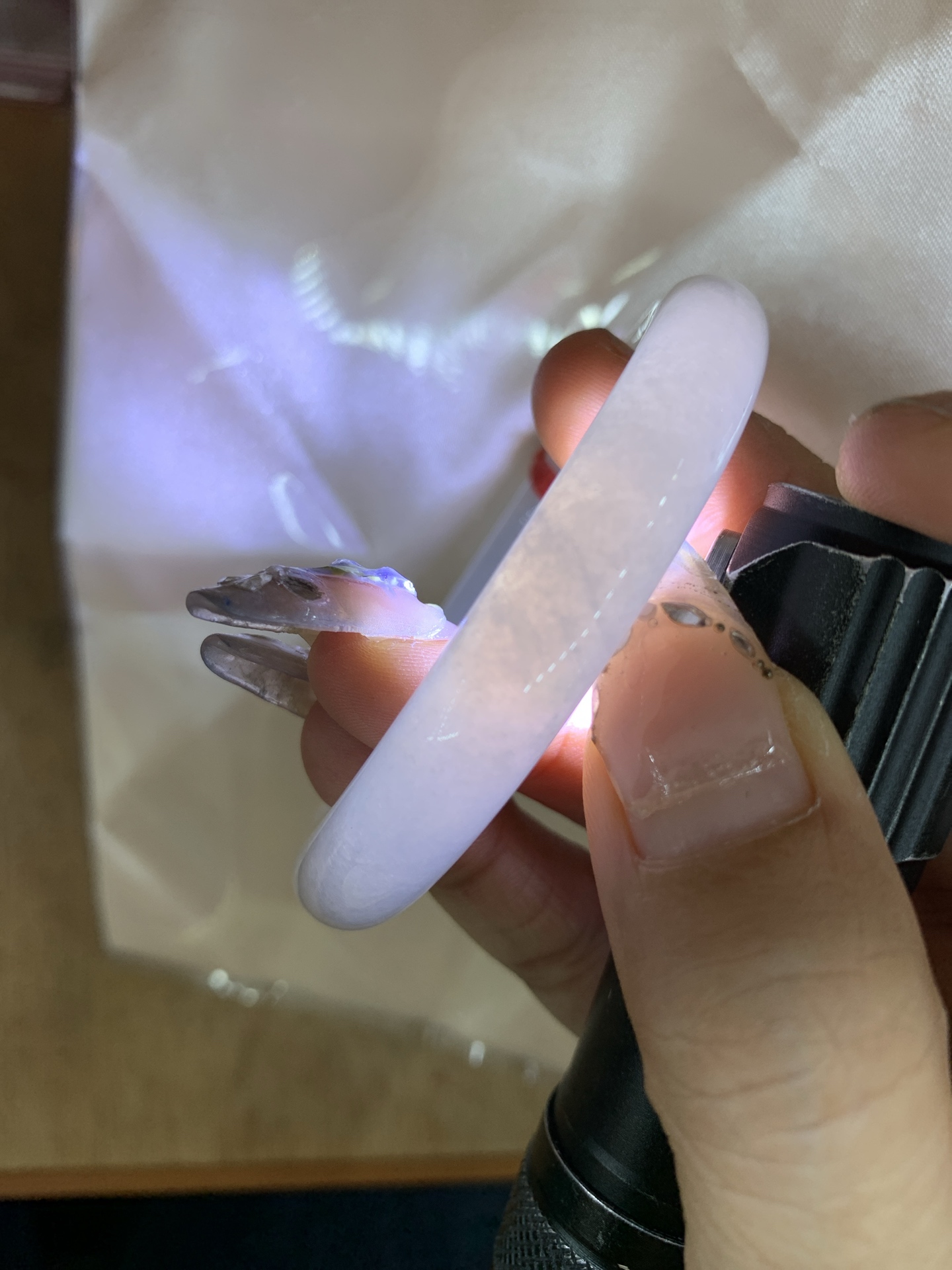 白冰圆条 0514-N722 打灯细纹，底妆冰润细腻，一腕清透，简约清爽，不挑肤色年龄，给人一种清雅脱俗，天真纯美的感觉，真不愧是翡翠中的初恋，美得就像一件艺术品~