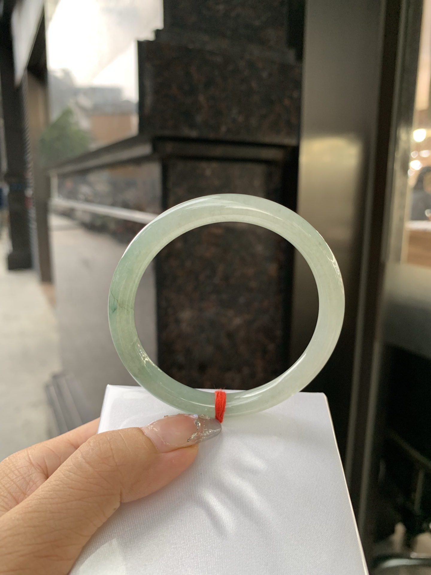 油青美人条 56.5-7-7.3 0514-N716 打灯有细纹，不打灯不明显，满圈渐变油青底层次感自然，半山半水，青黛色晕染如江南烟雨