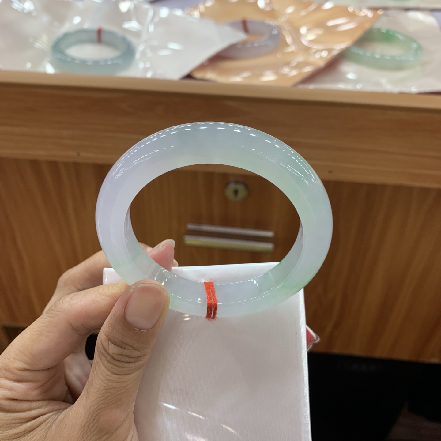 051357WJ 冰飘绿正圈翡翠手镯 55-11-9.2