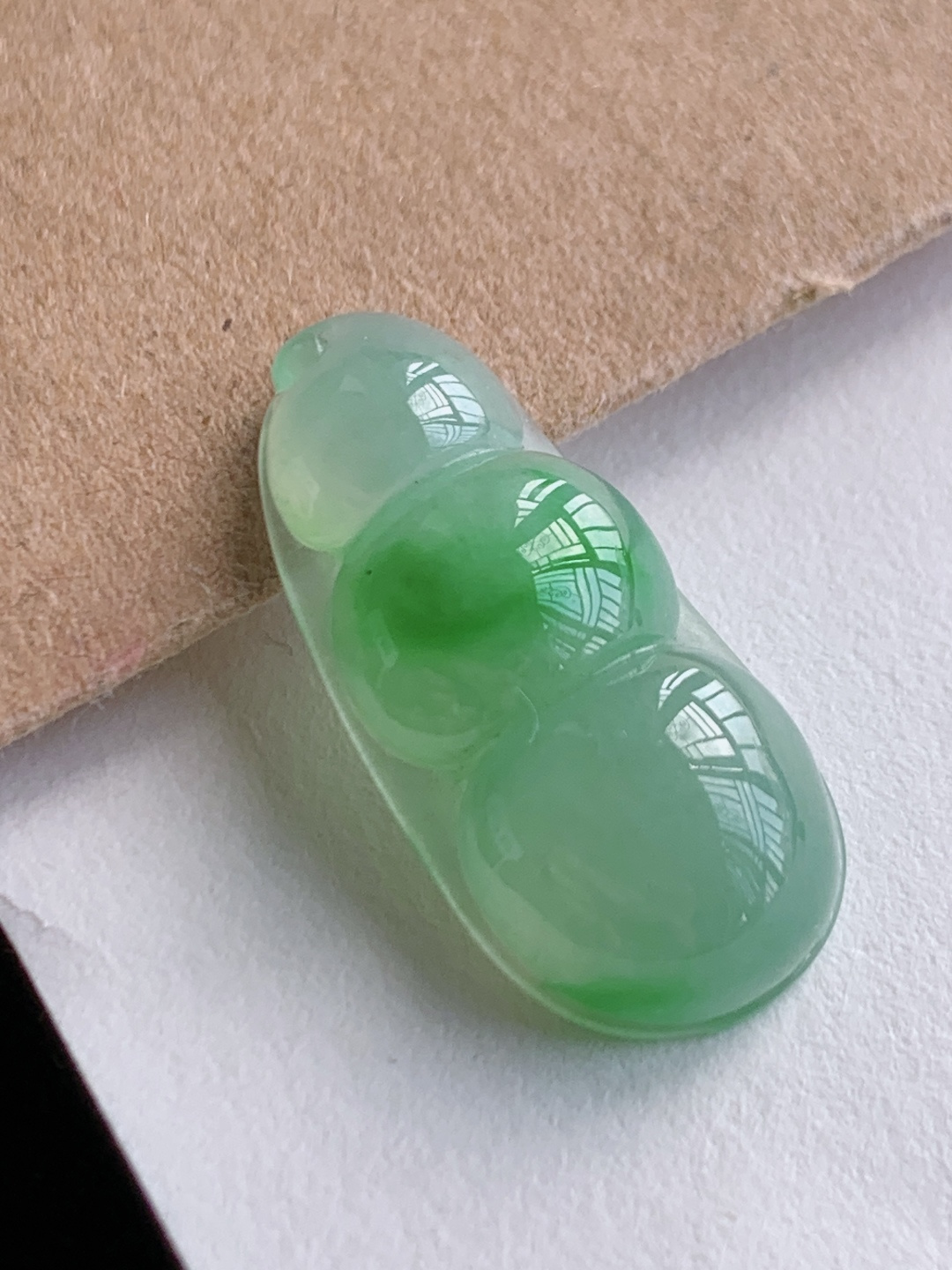 ️ 冰种福豆吊坠，带灵动阳绿飘花，莹润通透、起胶起光 自然光拍摄