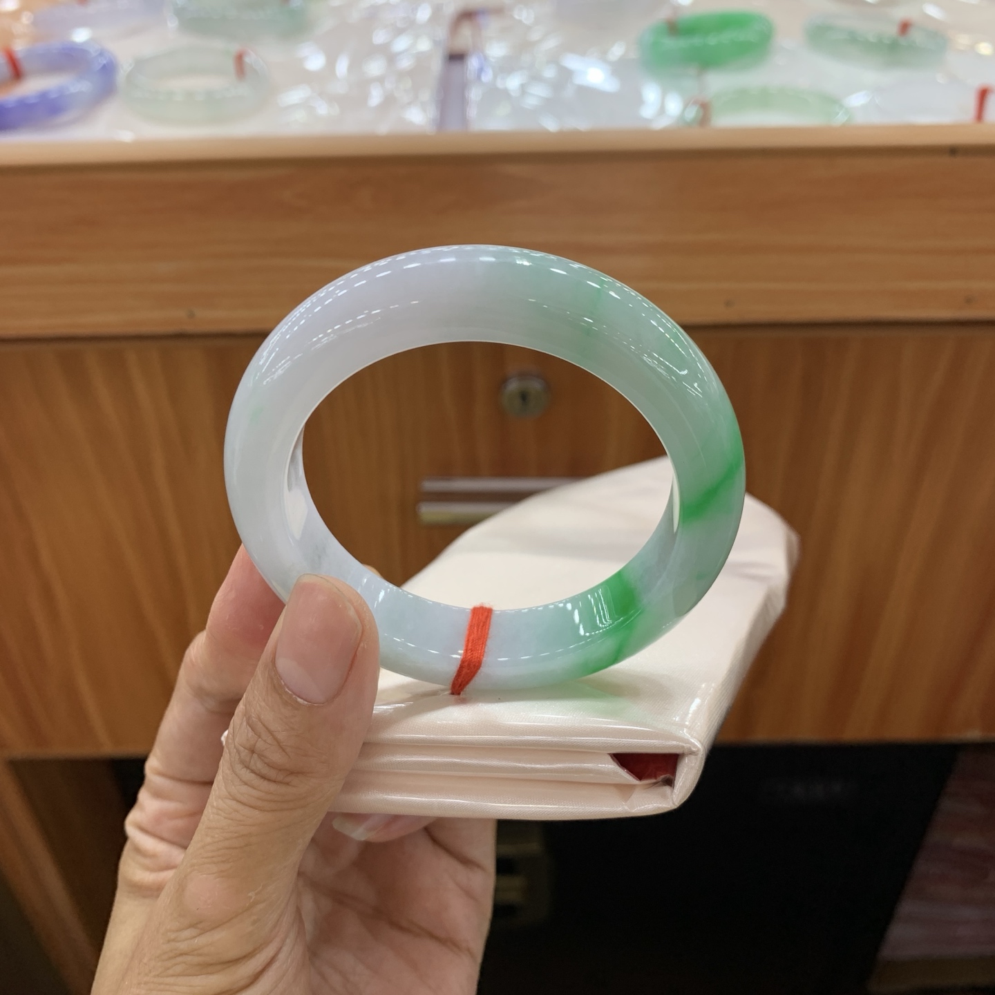 051310WJ 飘绿正圈翡翠手镯 53.7-12.6-12.6-9.3