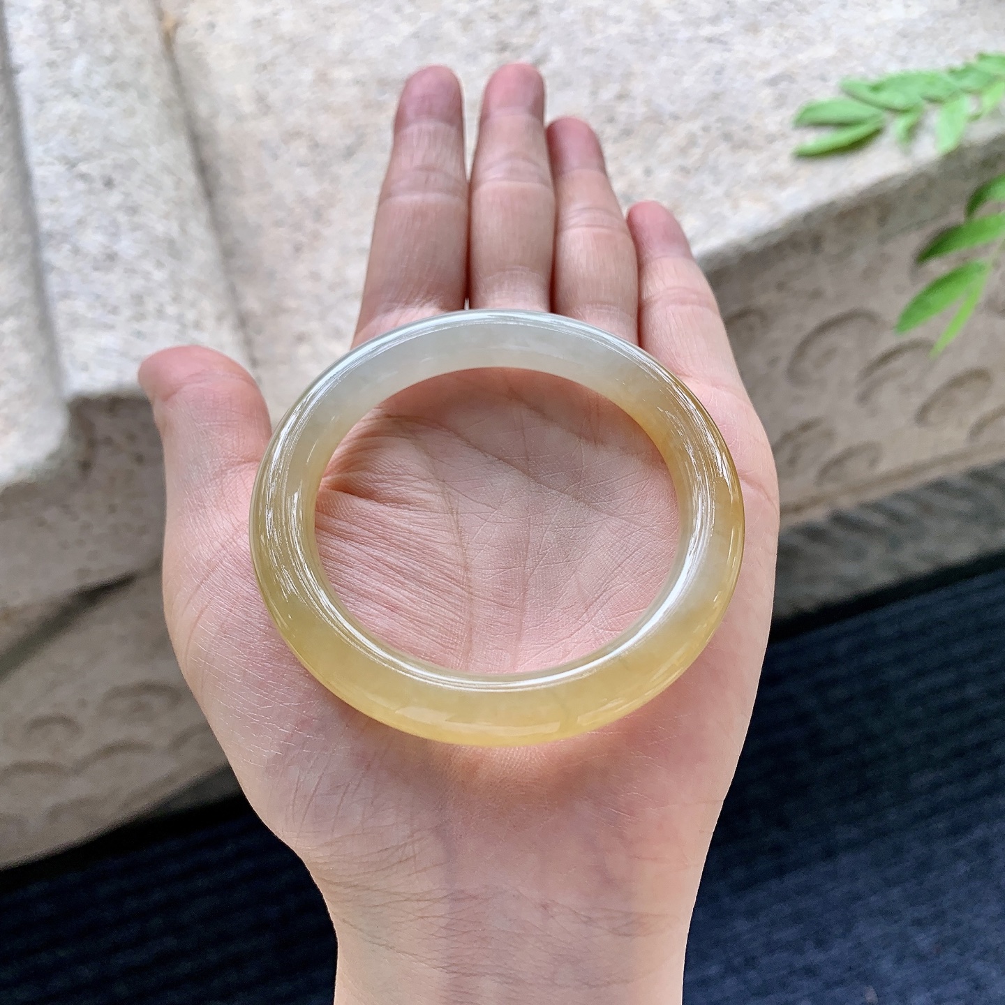 圆条49 50，圈口50.4/8.6/8.7，编码HT051514，冰糯黄翡，水润，种老，细腻，无裂。
