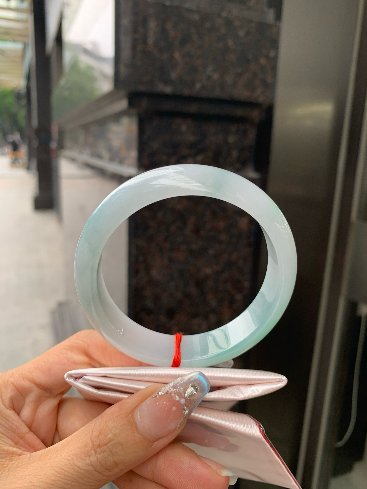 瓜皮绿正圈
58.5-7.4-14.6
底妆水润细腻，半山半水天然意境，自带江南烟雨滤镜，半圈瓜绿，
