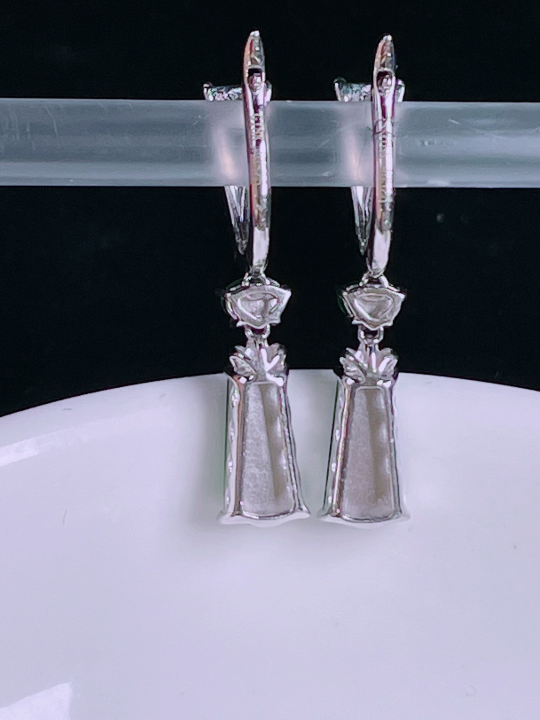 ️辣绿耳坠，老种起光，细底通透，尺寸：27.6/5.8/3mm0514