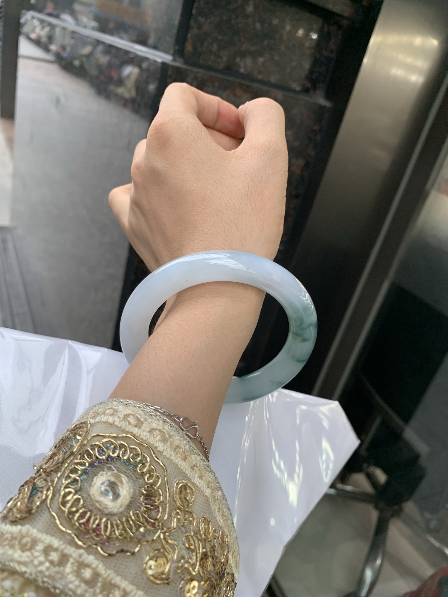 飘花圆条 60.3-11.5-11.7 0514-N721 无裂，底妆冰润细腻，飘花灵动飘逸，勾勒出一幅唯美诗意的山水意境画，古典优雅又秀气