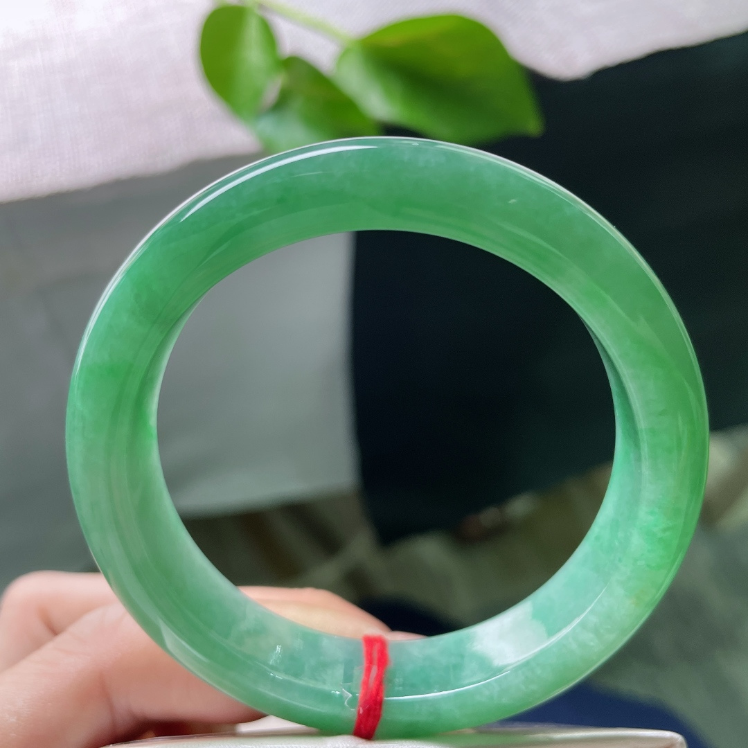 56.2/12.5/8.6，满绿正圈，水润，细腻，绿意绵延，福气满满，一点皮纹，ss55331a