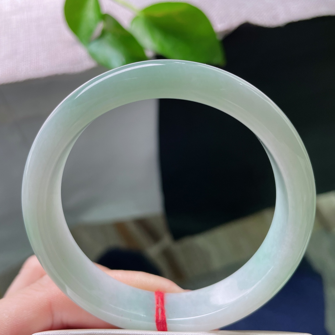 淡绿底正圈，水头好，质地温润细腻，干净，清秀，有纹，ss52248a