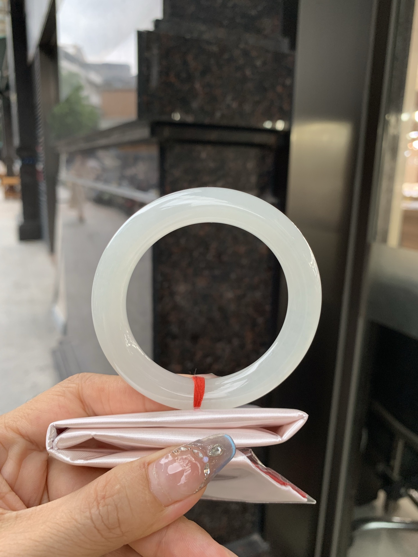 白冰圆条 0514-N722 打灯细纹，底妆冰润细腻，一腕清透，简约清爽，不挑肤色年龄，给人一种清雅脱俗，天真纯美的感觉，真不愧是翡翠中的初恋，美得就像一件艺术品~