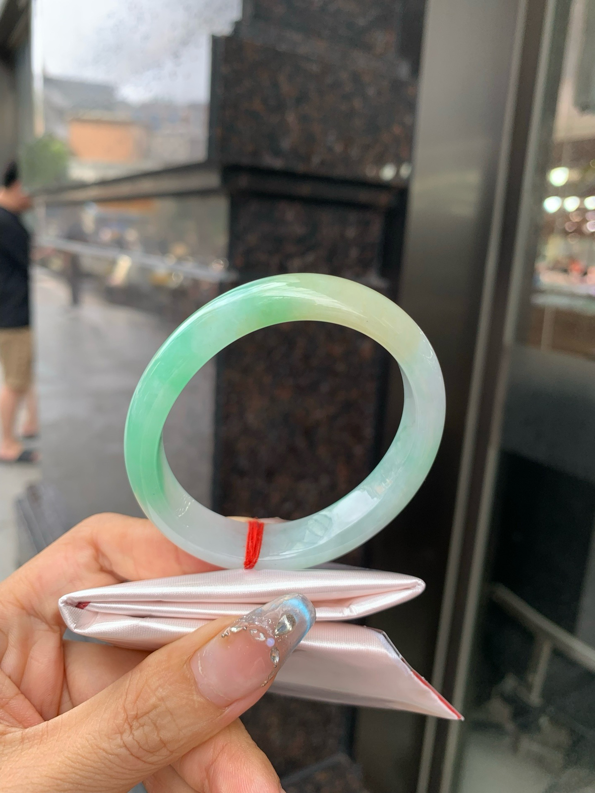 黄加绿贵妃
56-48.1-6.8-12.2
底妆水润细腻，人间富贵黄加绿，它是翡翠中的代表，翡 为黄色，寓意财富，享尊贵，如同初升的太阳，散发着温暖的光芒，翠为绿色，似早春，如同春天的绿叶，充满生机与活力，恰似枯木逢春，象征着希望与繁荣..