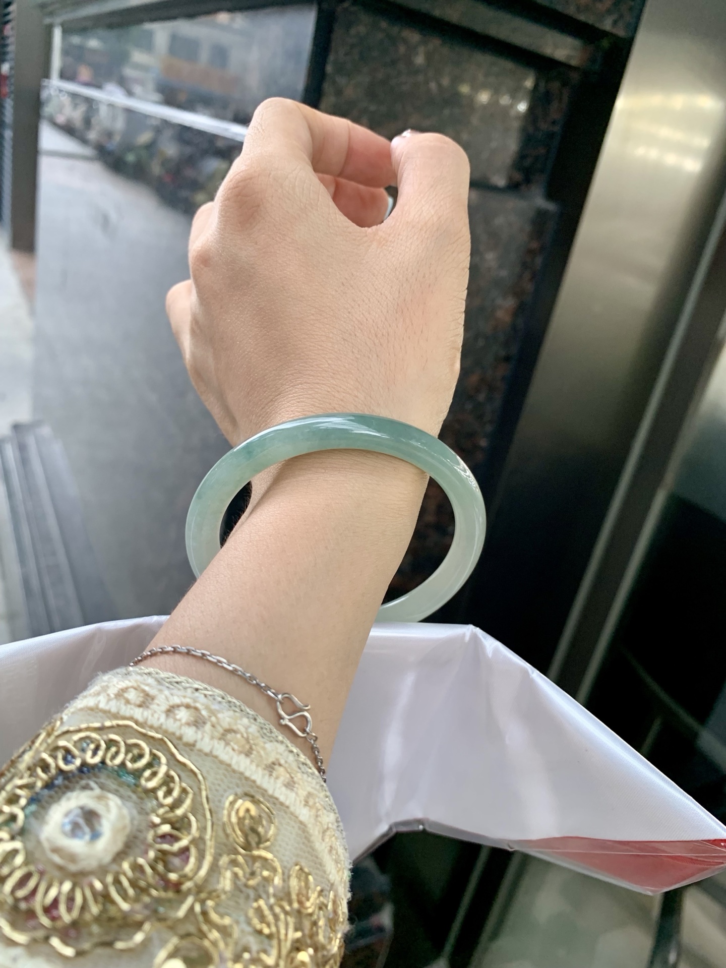 油青美人条 56.5-7-7.3 0514-N716 打灯有细纹，不打灯不明显，满圈渐变油青底层次感自然，半山半水，青黛色晕染如江南烟雨
