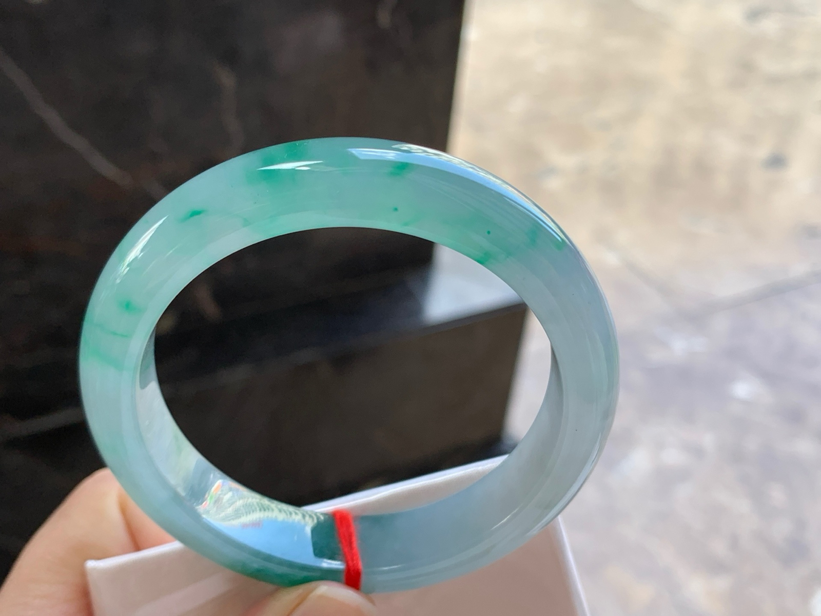 58.5-13.2-9.1

绿花手镯^_^玉质温润 水润细腻