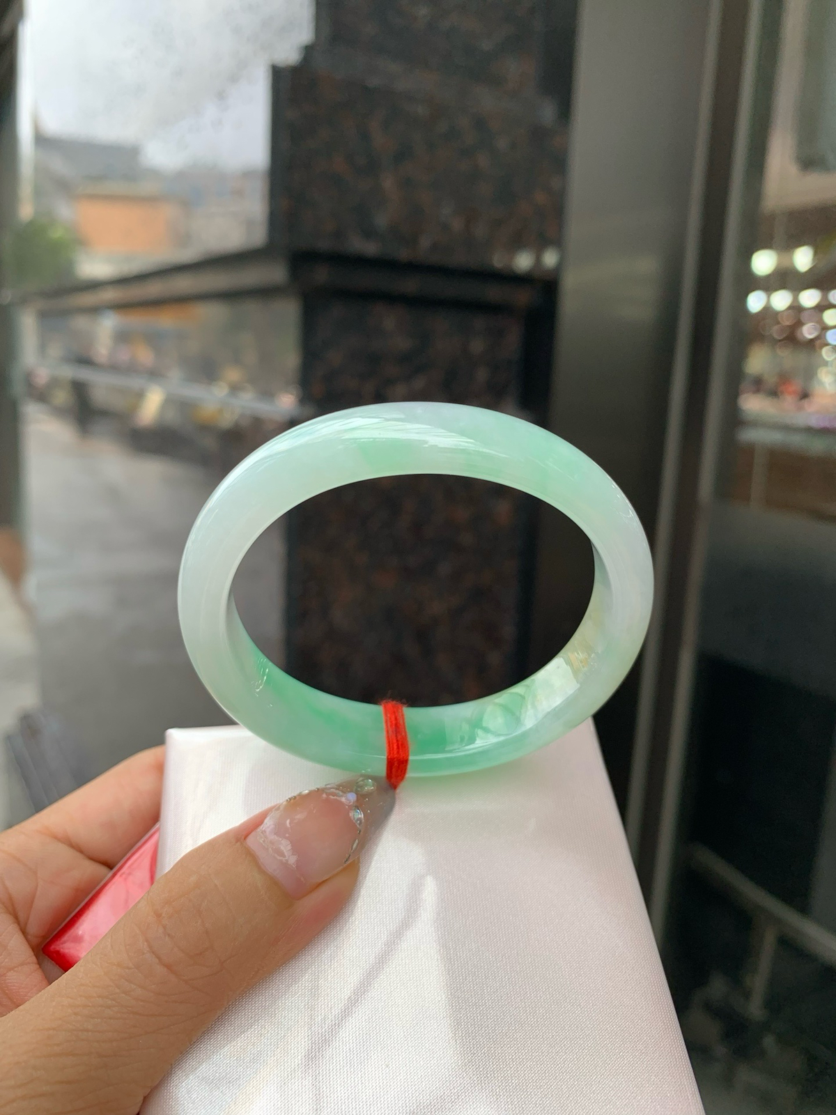 黄加绿贵妃
56-48.1-6.8-12.2
底妆水润细腻，人间富贵黄加绿，它是翡翠中的代表，翡 为黄色，寓意财富，享尊贵，如同初升的太阳，散发着温暖的光芒，翠为绿色，似早春，如同春天的绿叶，充满生机与活力，恰似枯木逢春，象征着希望与繁荣..