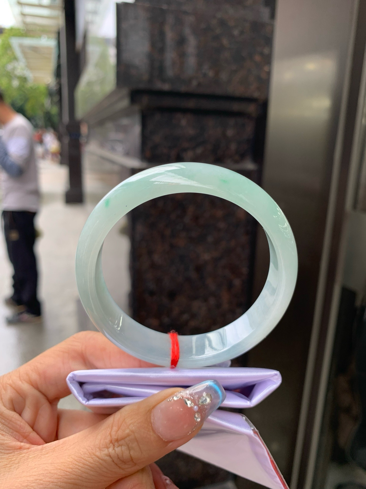 飘绿花正圈
58.6-7.4-14.1
打灯细纹，底妆冰润细腻，春风十里不如腕间一抹绿，绿花如春日的嫩草，仙气缭绕，很有意境，古典优雅令人沉醉其中..
