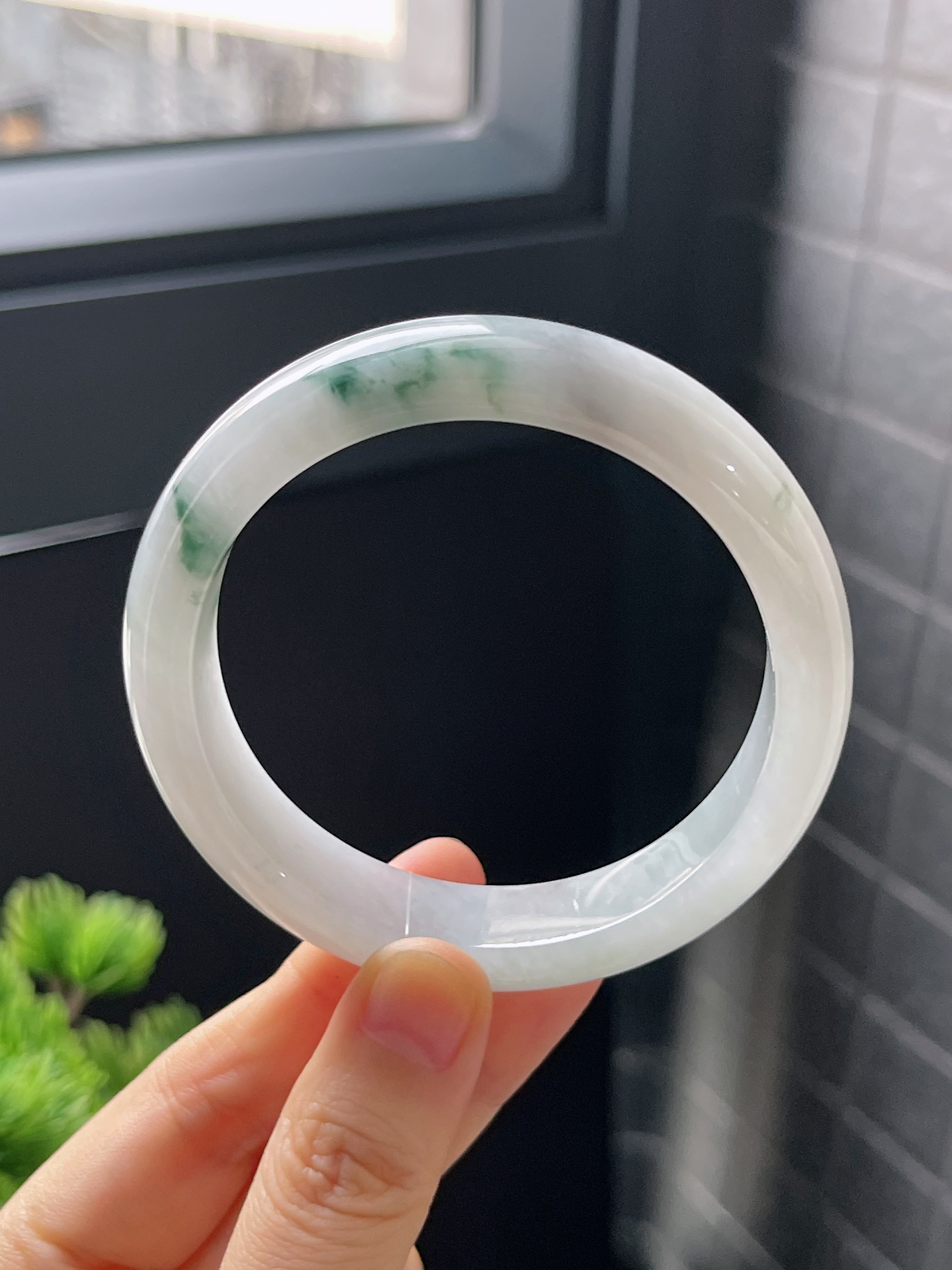 正圈56.8圈口，翡翠糯化种飘绿手镯