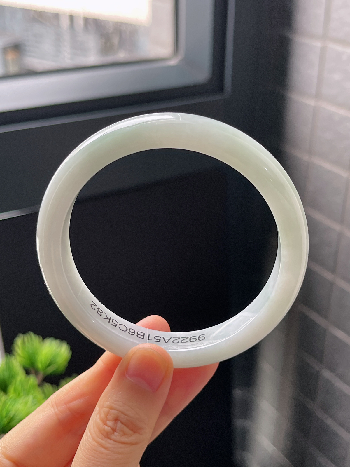 正圈60圈口，翡翠糯化种淡绿色手镯