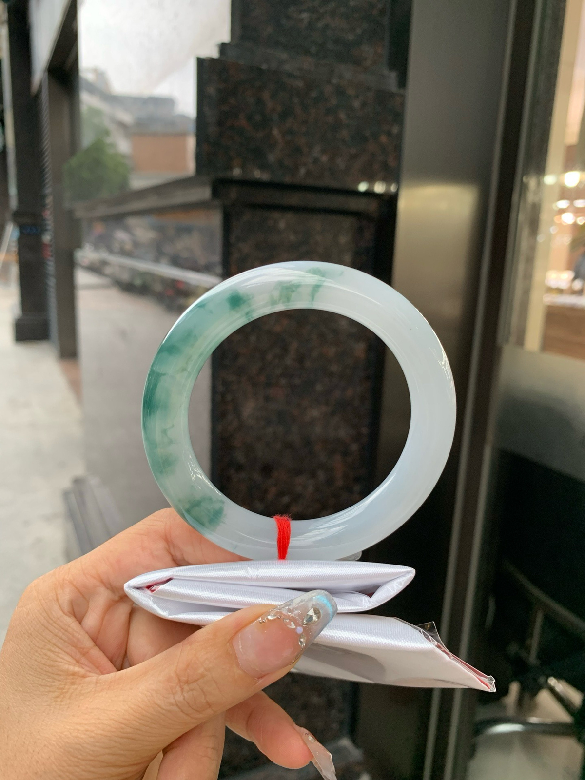 飘花圆条
60-11.5-11.7
底妆冰润细腻，飘花灵动飘逸，勾勒出一幅唯美诗意的山水意境画，古典优雅又秀气..