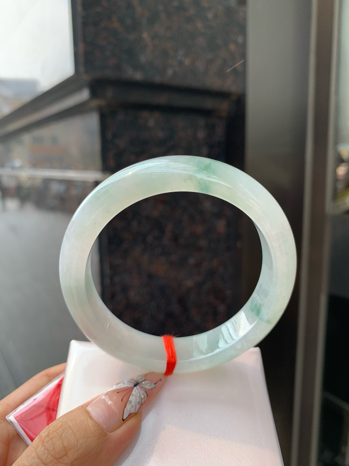 冰飘花正圈
60-9-13.8
底妆冰润，冰底中开出了朵朵蓝花，飘花灵动飘逸，勾勒出一幅唯美诗意的山水意境画，古典优雅又秀气..