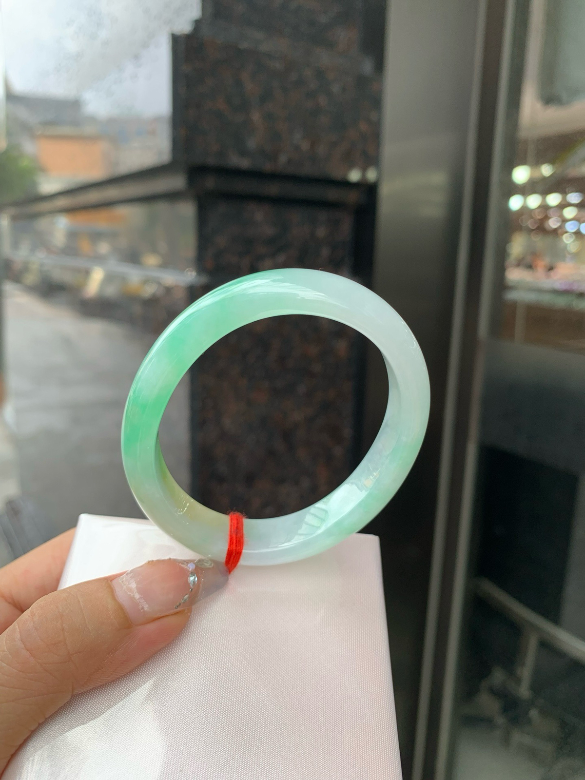 黄加绿贵妃
56-48.1-6.8-12.2
底妆水润细腻，人间富贵黄加绿，它是翡翠中的代表，翡 为黄色，寓意财富，享尊贵，如同初升的太阳，散发着温暖的光芒，翠为绿色，似早春，如同春天的绿叶，充满生机与活力，恰似枯木逢春，象征着希望与繁荣..