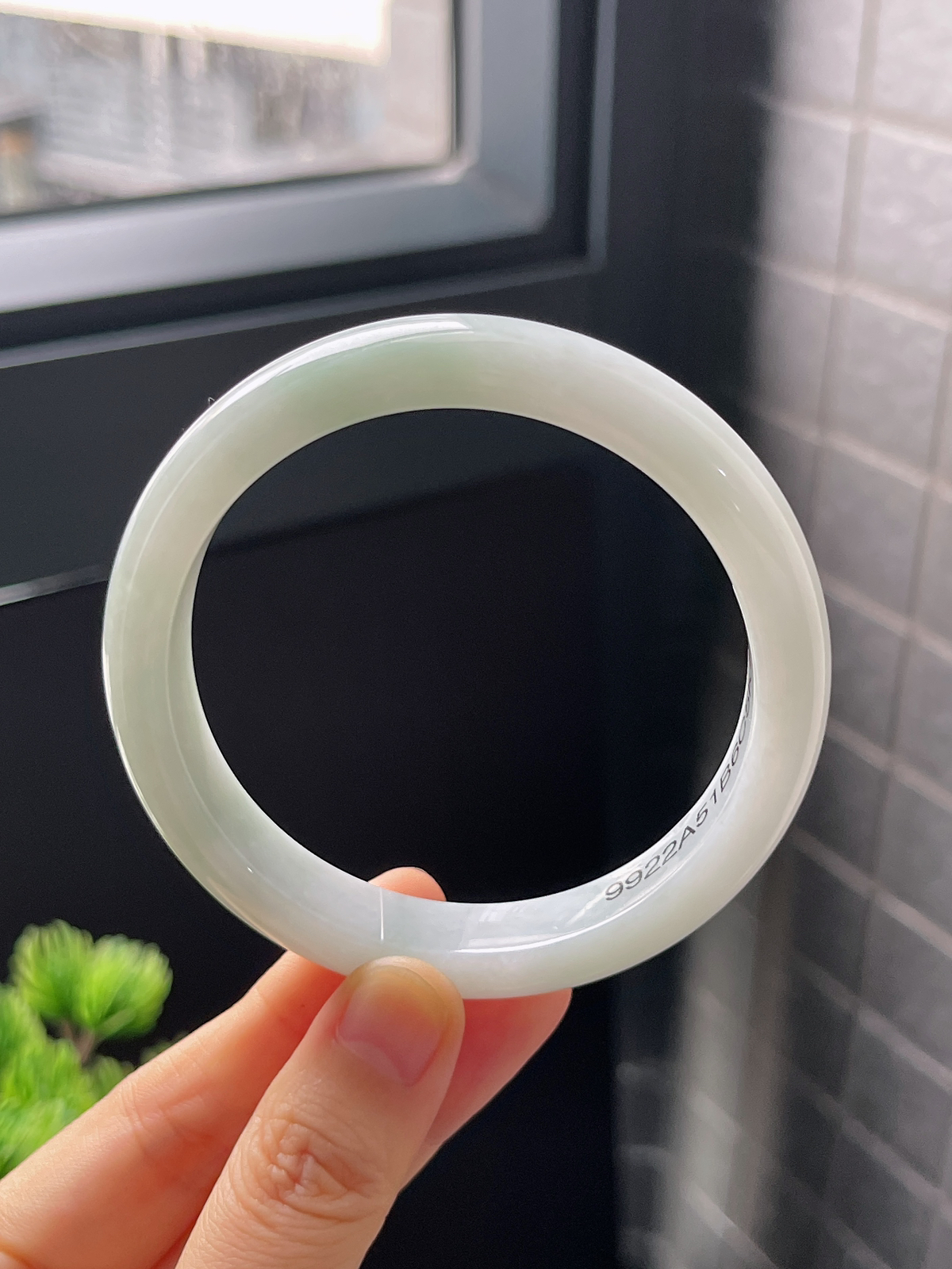 正圈60圈口，翡翠糯化种淡绿色手镯