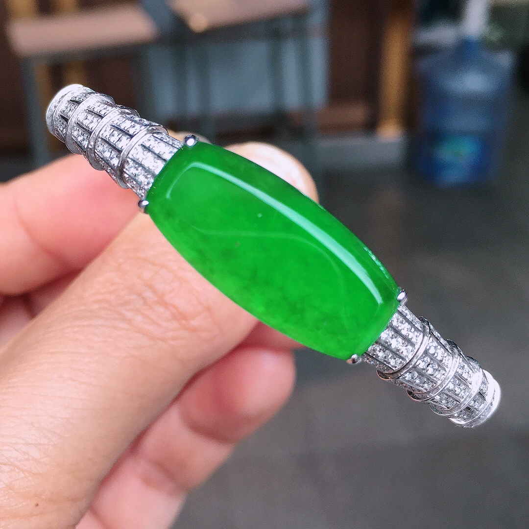 阳绿无事牌手镯，色泽均匀艳丽，玉质细腻，荧光感超
强，饱满圆润，简单大方，尽显优雅气质，18k
金豪