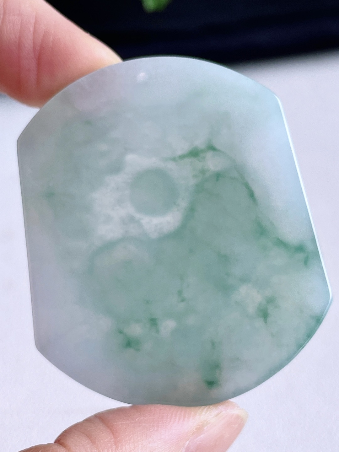 糯冰飘花生肖猪牌吊坠 说明 无裂,性比高 尺寸 51.2-43.2-5.8 重量27.2克 不议