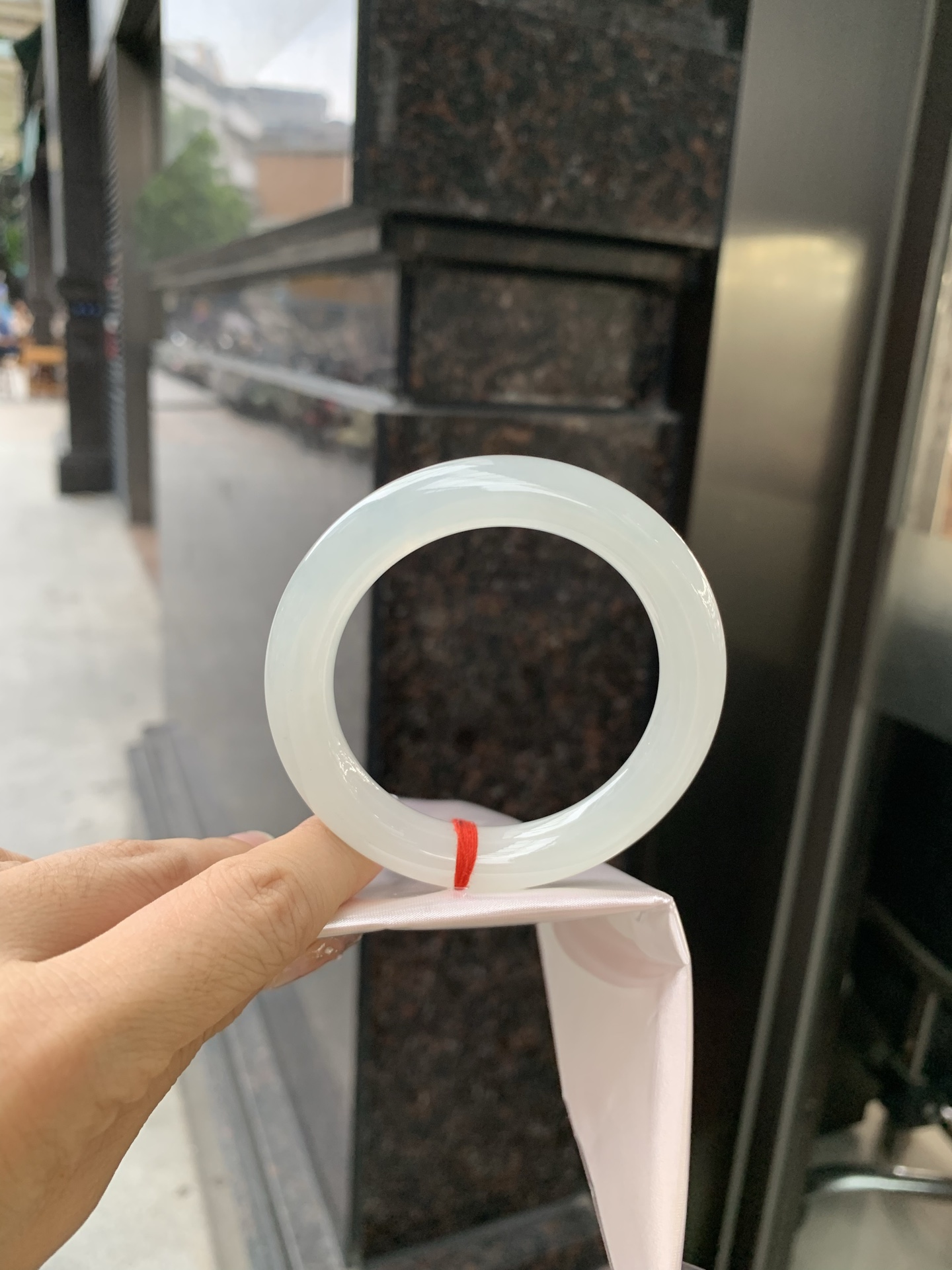 白冰圆条 0514-N722 打灯细纹，底妆冰润细腻，一腕清透，简约清爽，不挑肤色年龄，给人一种清雅脱俗，天真纯美的感觉，真不愧是翡翠中的初恋，美得就像一件艺术品~