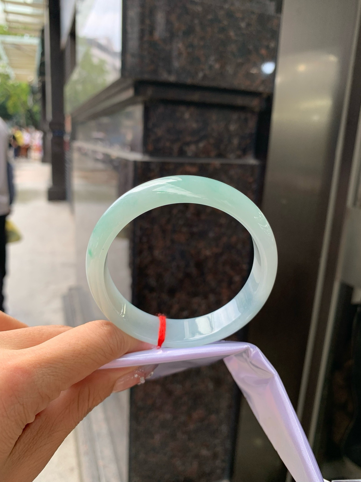 飘绿花正圈
58.6-7.4-14.1
打灯细纹，底妆冰润细腻，春风十里不如腕间一抹绿，绿花如春日的嫩草，仙气缭绕，很有意境，古典优雅令人沉醉其中..