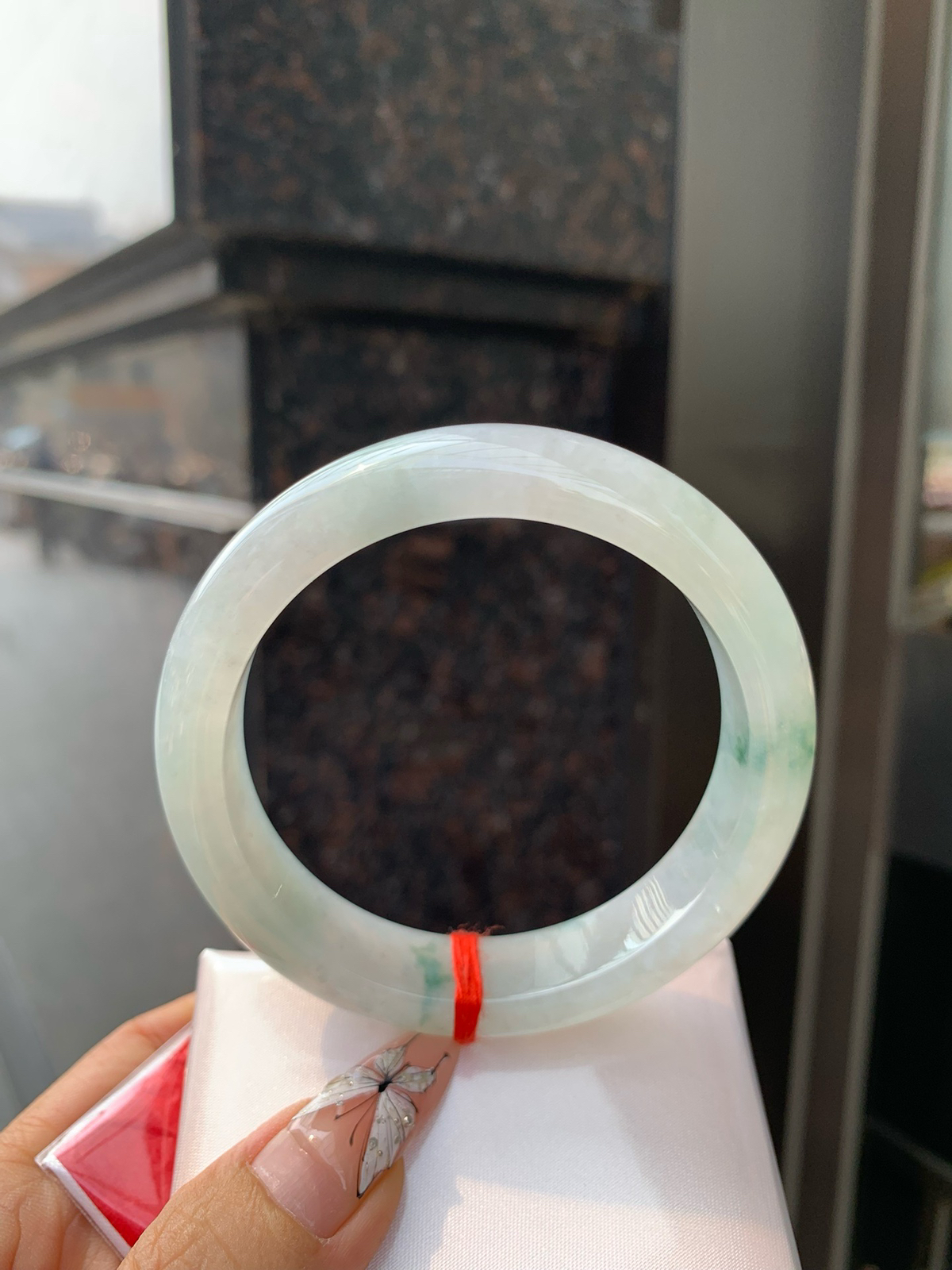 冰飘花正圈
60-9-13.8
底妆冰润，冰底中开出了朵朵蓝花，飘花灵动飘逸，勾勒出一幅唯美诗意的山水意境画，古典优雅又秀气..