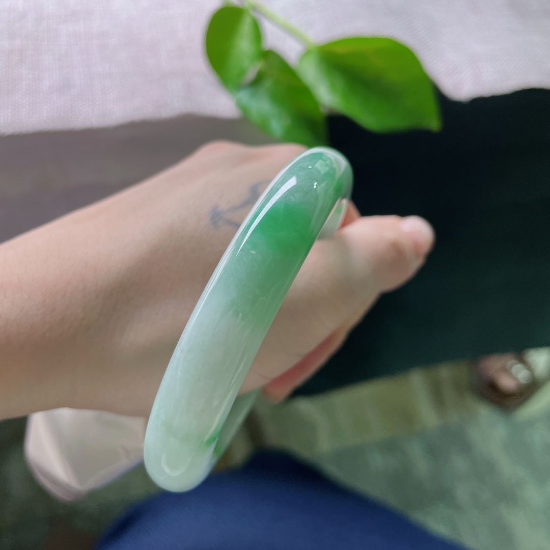 飘绿正圈，大圈口，翠色鲜艳夺目，光彩照人，有纹，ss52579a