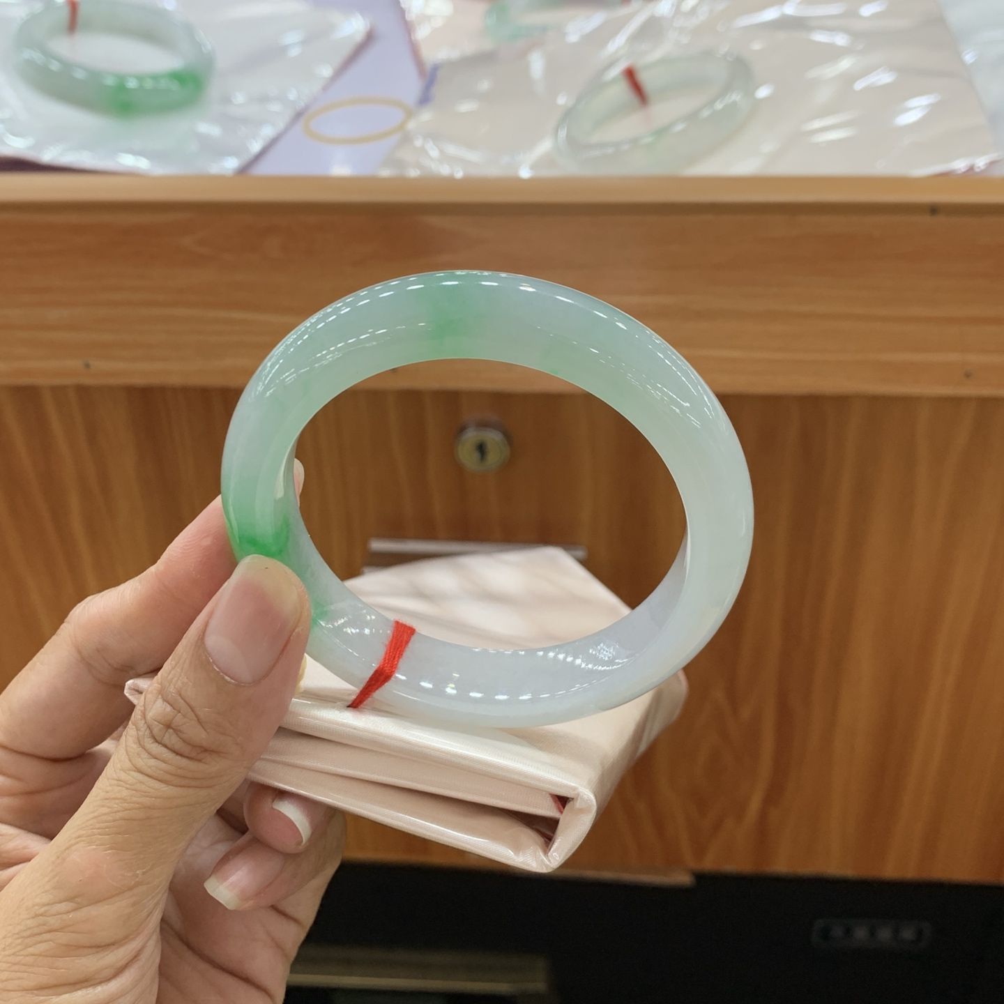 051647WJ 飘绿正圈大圈口翡翠手镯 58.8-12.6-9.5