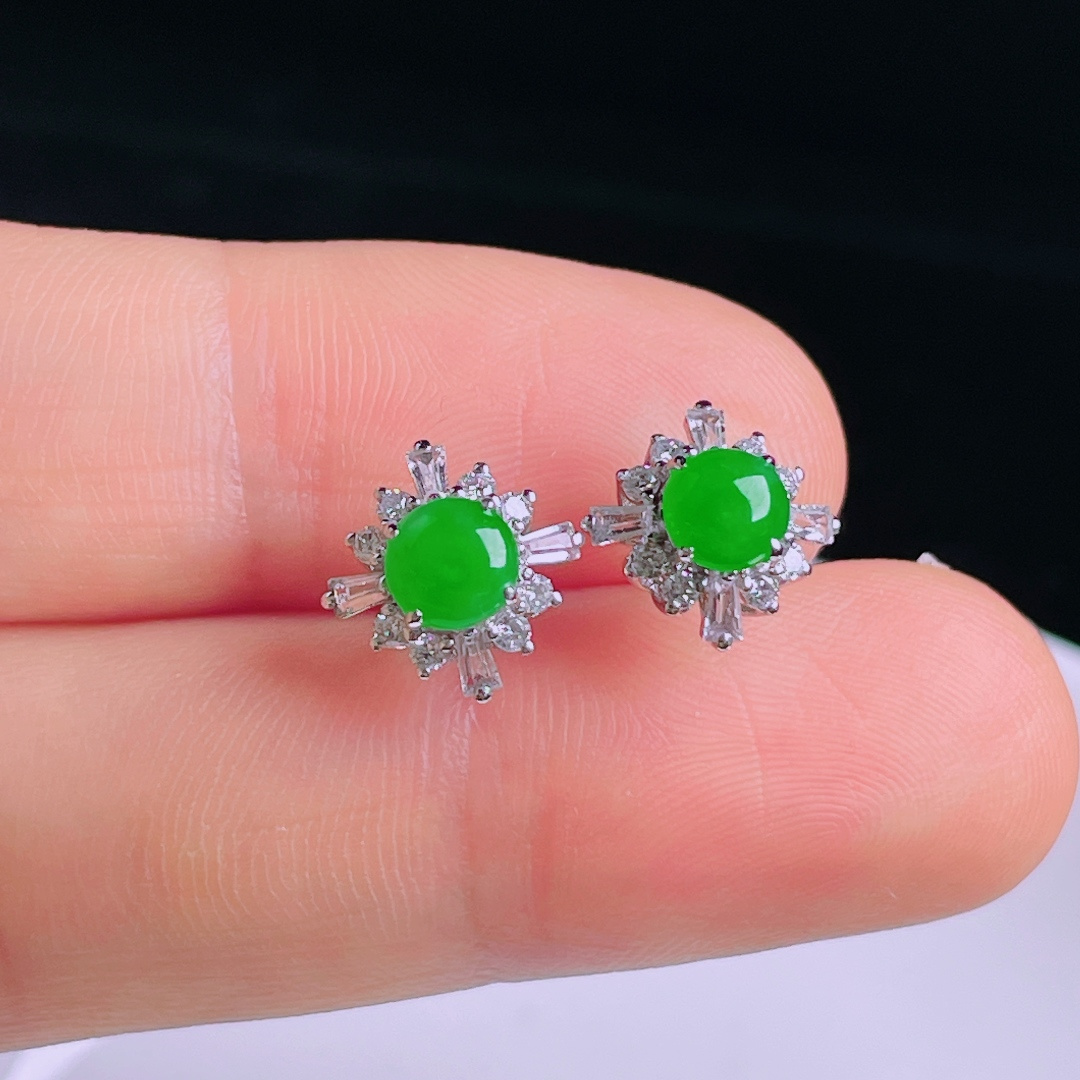 ️阳绿耳钉，老种起光，细底通透，尺寸：裸石5.7/5/3.5mm0514