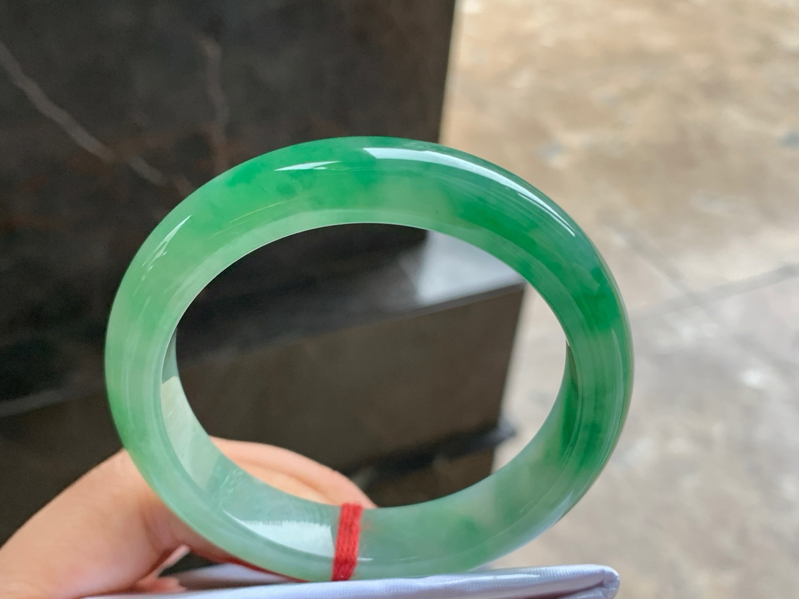 55.5-12.6-8.5

绿色手镯^_^玉质温润 鲜艳