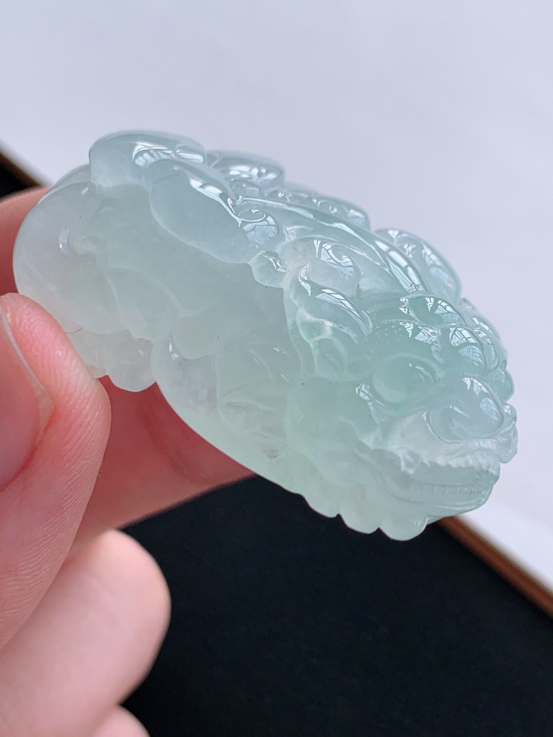 冰种晴水底貔貅吊坠厚装饱满，雕工立体霸气 裸石42.6-22-14.5 自然光拍摄