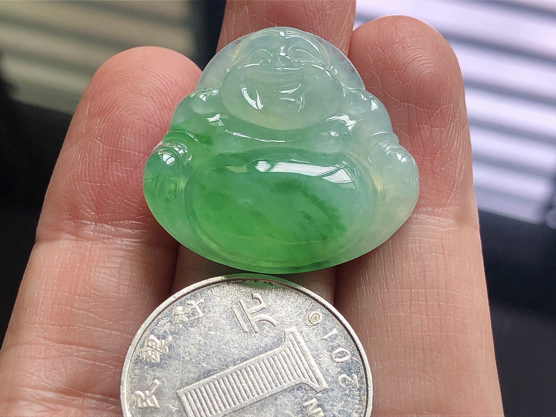 ️ 冰种阳绿佛公， 色泽艳阳，通透水润，玉质细腻，夺目迷人，雕工精湛，面相慈祥大气，品相，无裂，尺寸29.7*27.6*6.7