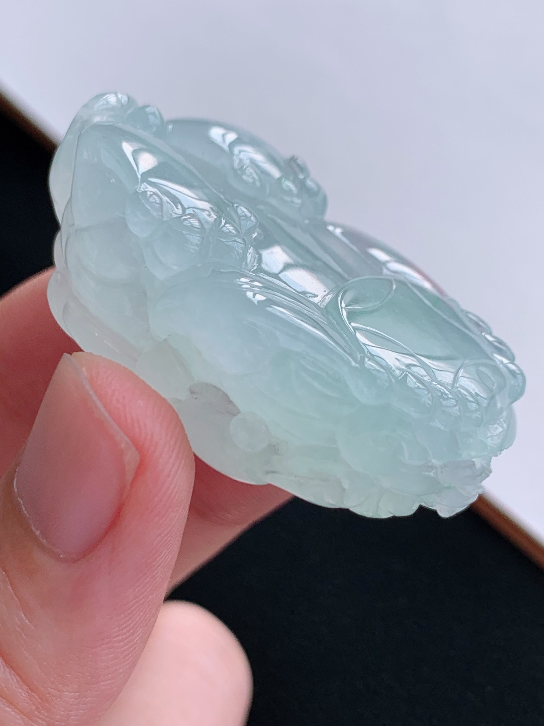 冰种晴水底貔貅吊坠厚装饱满，雕工立体霸气 裸石42.6-22-14.5 自然光拍摄