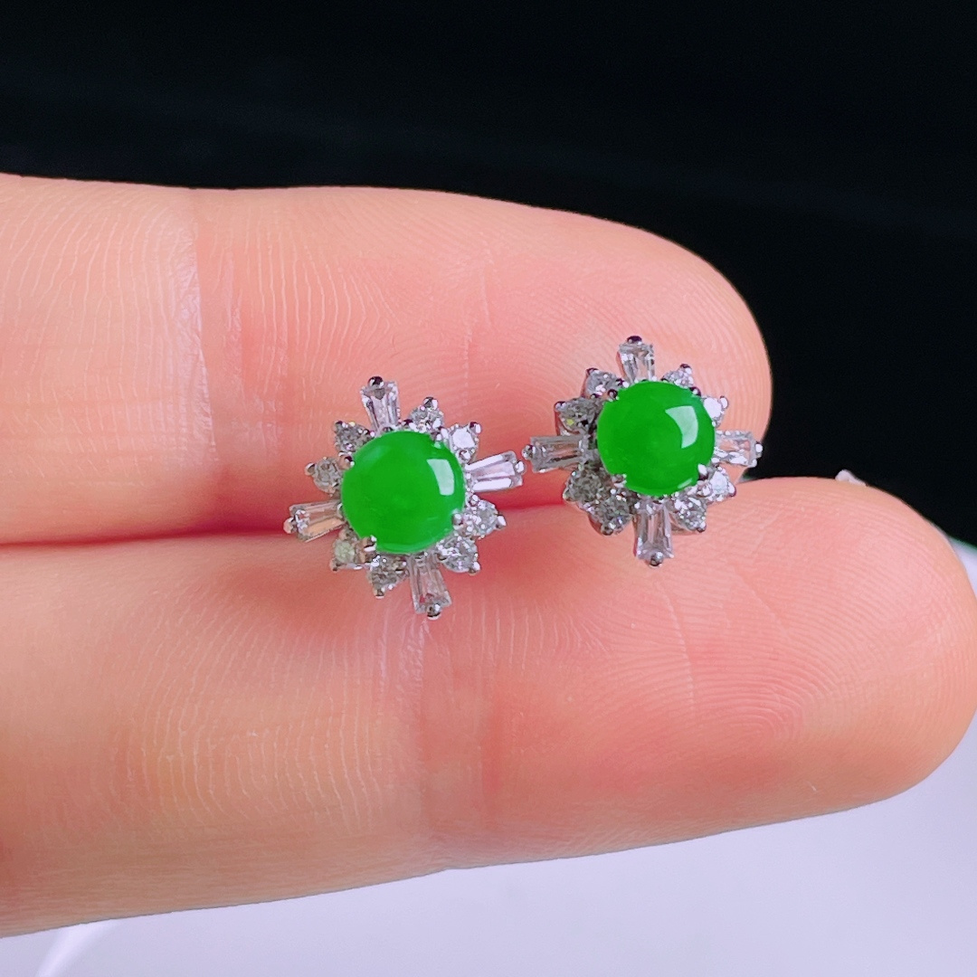 ️阳绿耳钉，老种起光，细底通透，尺寸：裸石5.7/5/3.5mm0514