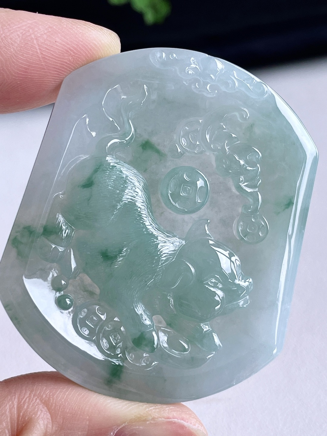糯冰飘花生肖猪牌吊坠 说明 无裂,性比高 尺寸 51.2-43.2-5.8 重量27.2克 不议