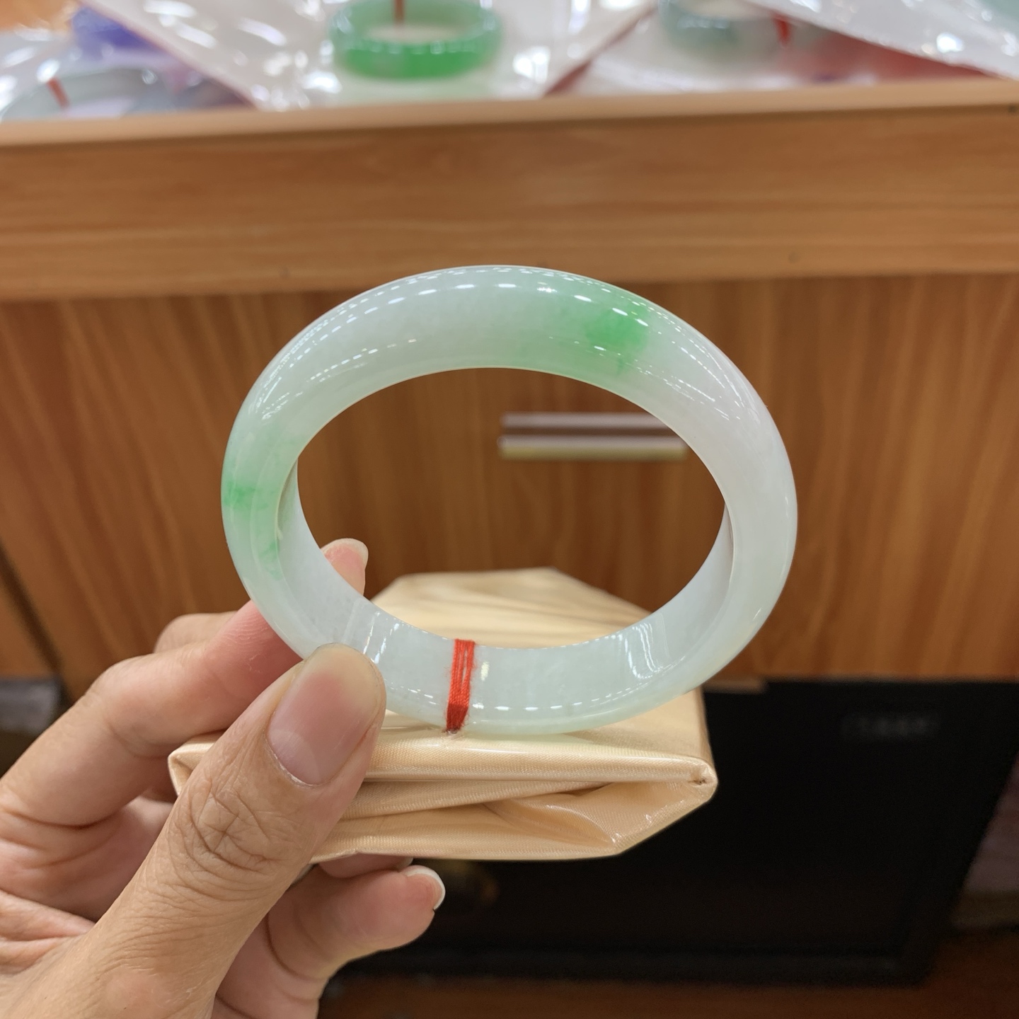 飘绿正圈翡翠手镯 56.7-13.3-8