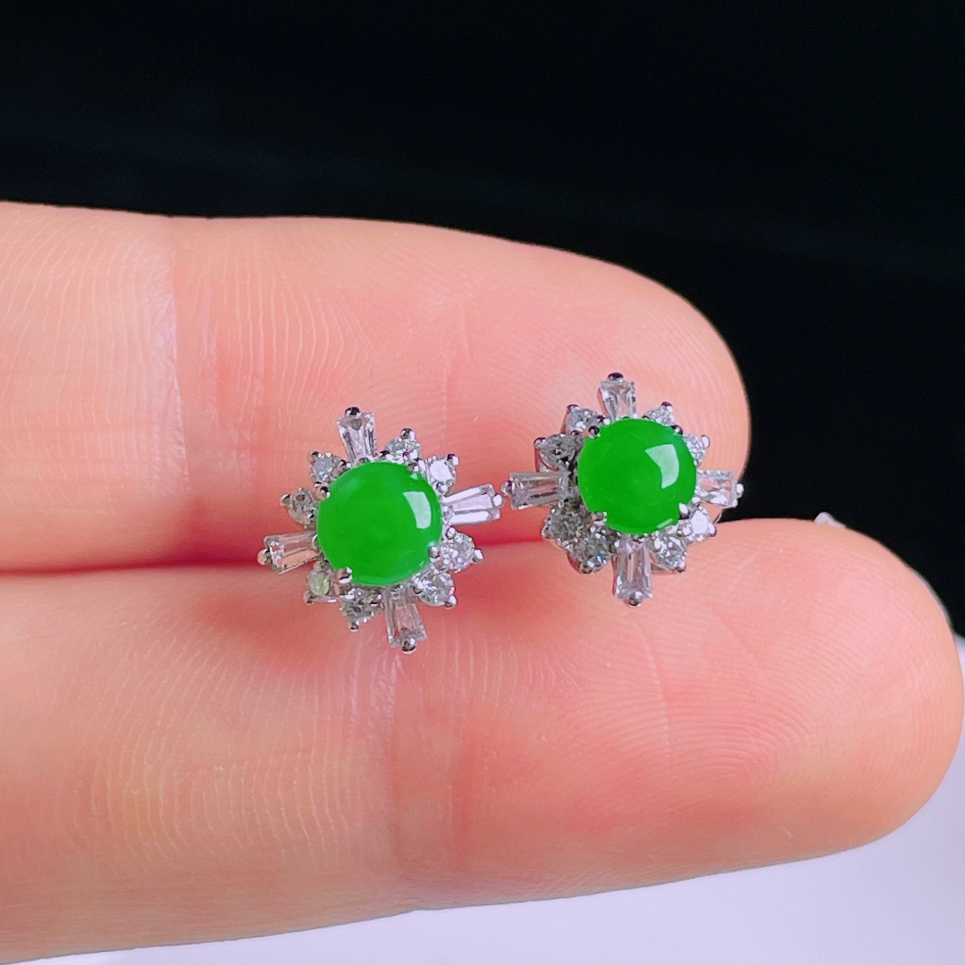 ️阳绿耳钉，老种起光，细底通透，尺寸：裸石5.7/5/3.5mm0514