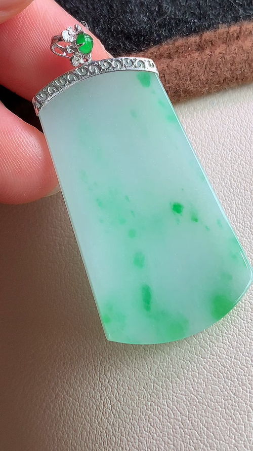 天然翡翠，飘绿花无事牌，18k金 尺寸38.5-22-2.8 ad513