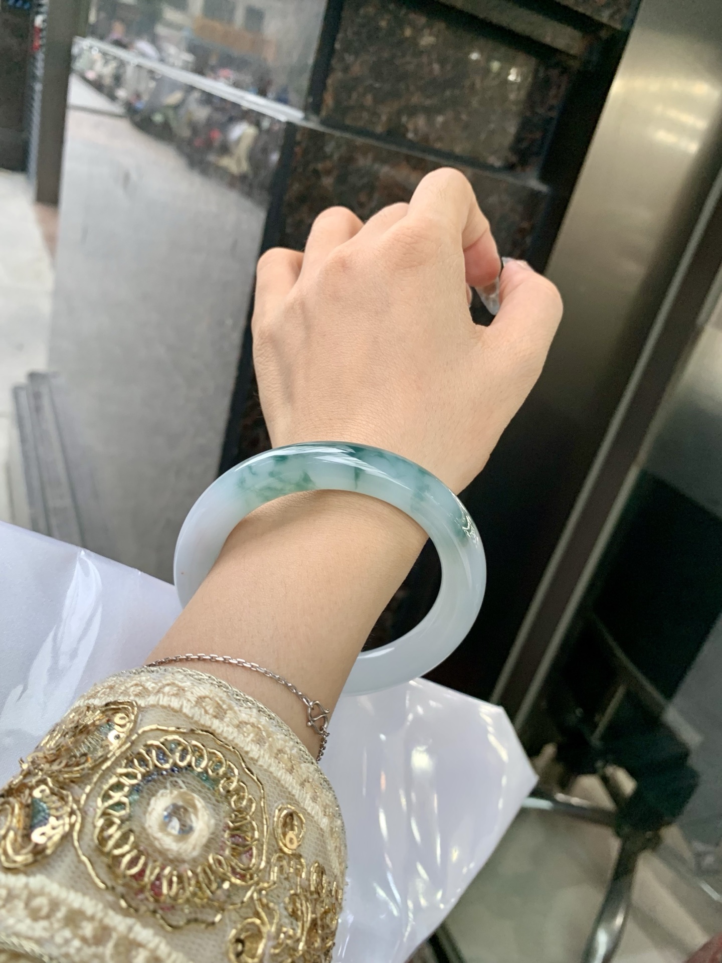 飘花圆条 60.3-11.5-11.7 0514-N721 无裂，底妆冰润细腻，飘花灵动飘逸，勾勒出一幅唯美诗意的山水意境画，古典优雅又秀气