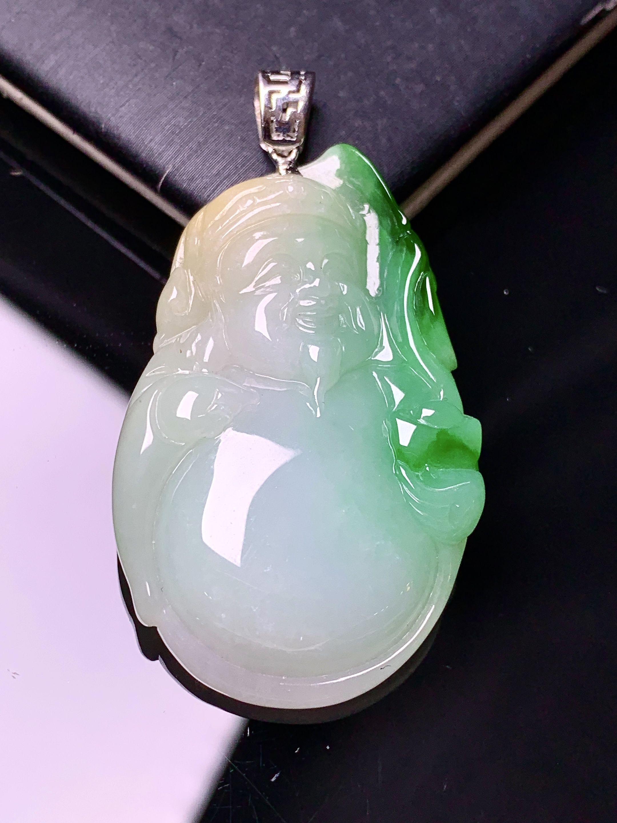 18k金镶嵌飘绿财神吊坠 玉质细腻 色泽艳丽清新 水润亮眼 整体尺寸46.5*24.3*6 w1