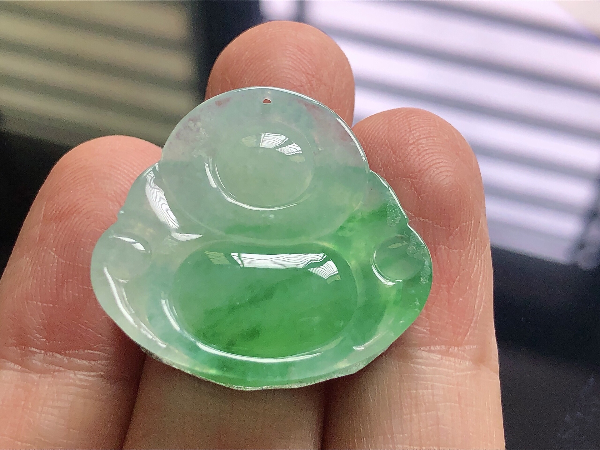️ 冰种阳绿佛公， 色泽艳阳，通透水润，玉质细腻，夺目迷人，雕工精湛，面相慈祥大气，品相，无裂，尺寸29.7*27.6*6.7